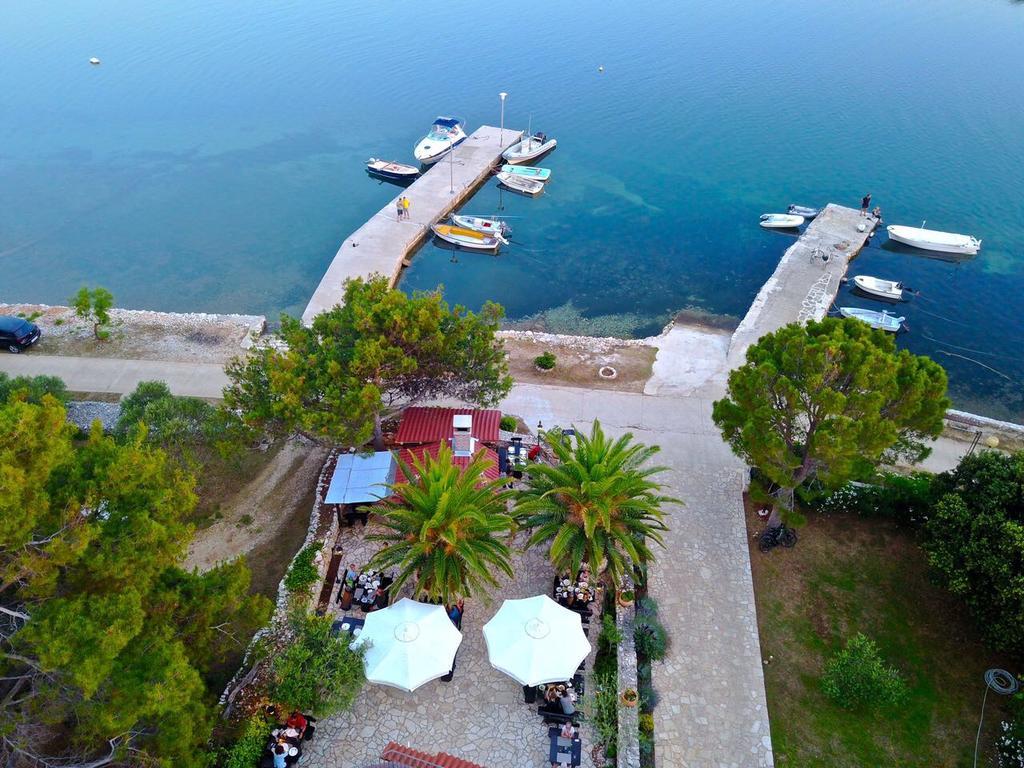 Gorgonia Suites in Verunić Esterno foto